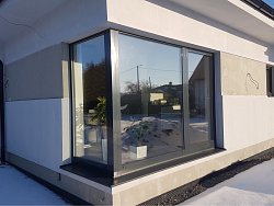 Hliníkové rohové okno